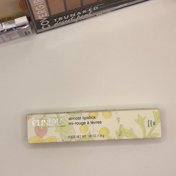 ! NWT Makeup and Beauty Bundle ! 8 Products & Makeup Bag ! - Picture 4 of 10